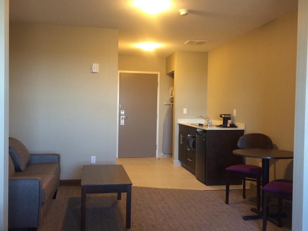 Meridian Inn & Suites Lloydminster Exterior foto